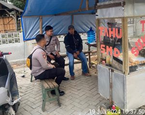 Patroli Dialogis Bhabinkmatibmas Polsek Talegong Sambang Warga Di Alun Alun Talegong