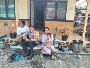 Bhabinkamtibmas Polsek Pameungpeuk Sambang Warga Di Kp. Neungeng Ds. Bojong Kidul Dalam Ngariung Kamtibmas