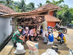 Sinergitas Tni Polri Polsek Pameungpeuk Sambang Warga Binaan Di Desa Bojong Kidul Dalam Cooling System