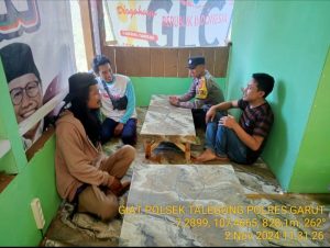 Bhabinkamtibams Polsek Talegong Gelar Cooling System Bersama Warga Di Citamiang Mekarmukti