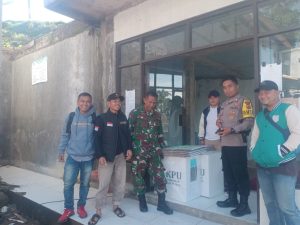 Lakukan Pengawalan Anggota Polsek Pamulihan Pastikan Pendisteibusian Logistik Pemilu dalam Keadaan Aman di Tempat TPS.