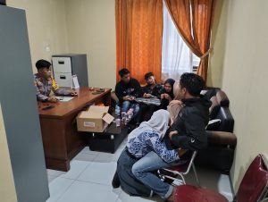 ANGGOTA POLSEK CISEWU POLRES GARUT  MELAKSANAKAN SOSIALISASI POLMAS KEPADA MASYARAKAT DESA PAMALAYAN