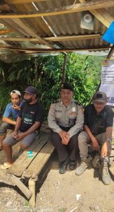 ANGGOTA POLSEK CISEWU POLRES GARUT  MELAKSANAKAN SOSIALISASI POLMAS KEPADA MASYARAKAT DESA GIRIMUKTI