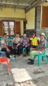 ANGGOTA POLSEK CISEWU POLRES GARUT  MELAKSANAKAN SOSIALISASI POLMAS KEPADA MASYARAKAT DESA NYALINDUNG