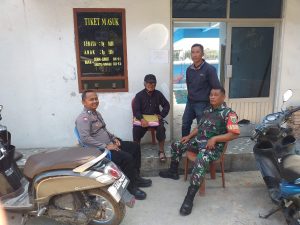 Bhabinkamtibmas polsek leles polres garut melaksanakan sinergitas Tni Polri di kp. galumpit