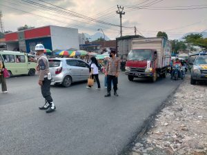 Gatur jam rawan pagi personil polsek leles polres garut di jl. raya leles