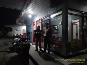 Anggota piket jaga Polsek Cisurupan melaksanakan giat patroli malam d wilkum