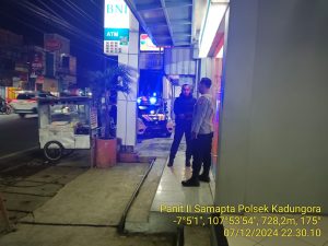 Anggota Unit Samapta Polsek Kadungora Polres Garut Giat Patroli Malam *GARUT LAUTAN BIRU* Memberikan Rasa Anan dan Nyaman kepada Masyarakat