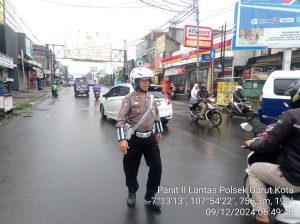 Aiptu Ajang Anggota Lantas Polsek Garut Kota Lakukan Pengaturan Lalin Di Wilayah Rawan Kemacetan