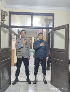 Anggota piket jaga Polsek Cisurupan melaksanakan giat sispam mako