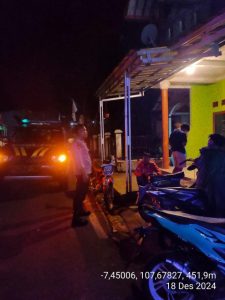 Patroli KRYD Polsek Pakenjeng di Desa Jayamekar