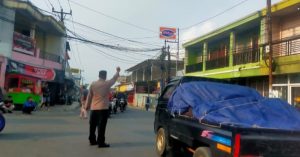 Anggota polsek samarang gatur lalin di pertigaan pamulihan
