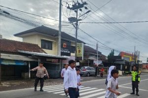 Berikan Rasa Aman, Polsek Kadungora Gatur Lalin Pagi