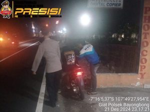Mencegah Potensi Tindak Kriminal Anggota Polsek Bayongbong Dan Polsubsektor Cigedug Giat Silaturahmi Kamtibmas Malam Garut Lautan Biru