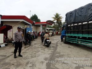 Bhabinkamtibmas Polsek Bayongbong Laksanakan Kegiatan Silaturahmi Kamtibmas Di SPBU Cinisti