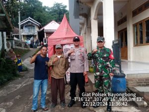 Sinergitas TNI-POLRI Anggota Polsek Bayongbong Dan Polsubsektor Cigedug Giat Patroli Sambang Warga Dan Memberikan Pesan Pesan Pada Warga Dan Tokoh Masyarakat
