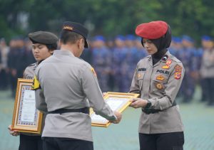 POLDA JABAR BERIKAN PIAGAM PENGHARGAAN UNTUK POLWAN BERPRESTASI