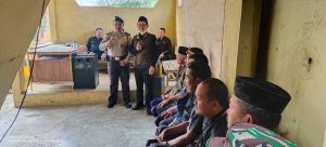 ANGGOTA POLSEK CISEWU POLRES GARUT  MELAKSANAKAN SOSIALISASI POLMAS KEPADA MASYARAKAT DESA PAMALAYAN