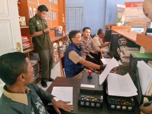 ANGGOTA POLSEK CISEWU POLRES GARUT  MELAKSANAKAN SOSIALISASI POLMAS KEPADA MASYARAKAT DESA CISEWU