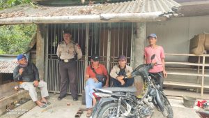 ANGGOTA POLSEK CISEWU POLRES GARUT  MELAKSANAKAN SOSIALISASI POLMAS KEPADA MASYARAKAT DESA CIKARANG