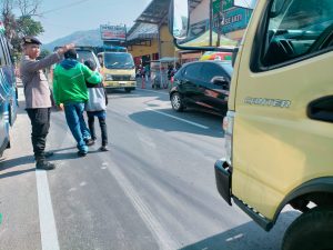 pelayanan gatur jam rawan pagi polsek leles polres garut di depan pt.changshin leles