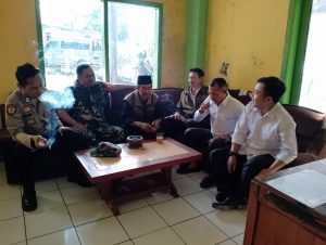 ANGGOTA POLSEK CISEWU POLRES GARUT  MELAKSANAKAN SOSIALISASI POLMAS KEPADA MASYARAKAT DESA SUKAJAYA