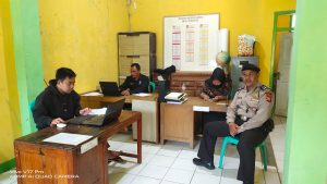 ANGGOTA POLSEK CISEWU POLRES GARUT  MELAKSANAKAN SOSIALISASI POLMAS KEPADA MASYARAKAT DESA PANGGALIH