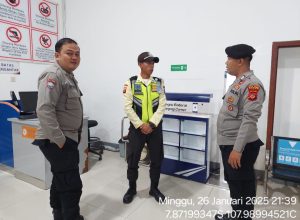 Anggota Polsek Kadungora  yang melaksanakan Piket Himbau Pesan-pesan Kamtibmas Untuk Ciptakan Situasi Aman dan Nyaman kepada Masyarakat