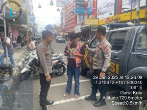 Panit Samapta Polsek Garut Kota Lakukan Binluh Kamtibmas Terhadap Petugas Parkir
