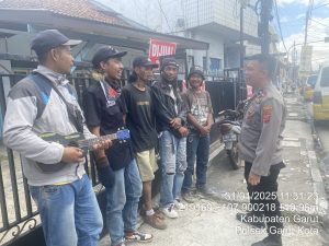 Aipda Yogi Anggota Samapta Polsek Garut Kota Lakukan Binluh Kamtibmas Terhadap Anak Punk