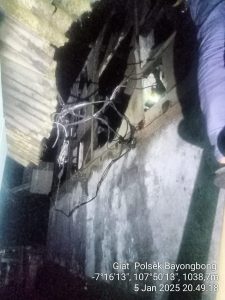 Anggota Polsek Bayongbong Cek TKP Kebakaran Rumah Di Kp. Ciela Tonggoh Desa Ciela Kec. Bayongbong