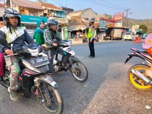 PERSONIL LANTAS PANTAU ARUS LALIN DI DEPAN POS SIMPANG 3