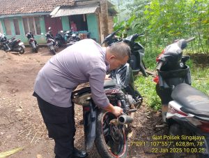 Personil Polsek Singajaya melaksanakan giat operasi penertiban knalpot bising/brong