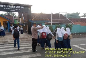 polsek banyuresmi anggota jam rawwan pagi di smpn banyuresmi