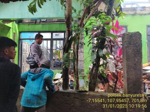polsek banyuresmi bhabin  desa karyamukti  sambangi warga