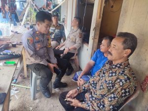 ANGGOTA POLSEK CISEWU POLRES GARUT  MELAKSANAKAN SOSIALISASI POLMAS KEPADA MASYARAKAT DESA PAMALAYAN