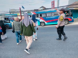 personil polsek leles polres garut berikan pelayanan jam rawan pagi  di sp4 nangkaleah