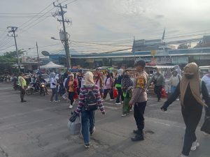 Polsek Leles polres garut laksanakan Gatur jam rawan pagi di jl. raya leles
