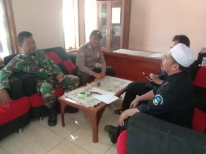 cegah kejahatan Polsek leles polres garut laksanakan sinergitas Tni Polri di Kp. leuweungtiis