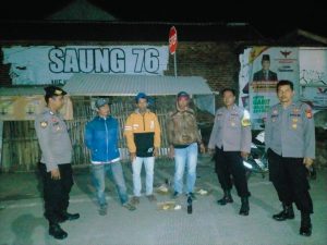 Antisipasi kejahatan Polsek leles polres garut laksanakan patroli kryd malam di ds. Margaluyu