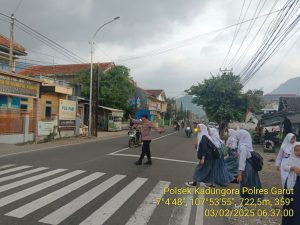 Pelayanan kepada Masyarakat Unit Samapta Polsek Kadungora Pengaturan Arus Lalu Lintas dan membantu menyeberangkan Anak Sekolah