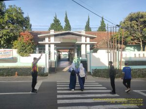 Giat Pengaturan Arus Lalulintas Di Depan Sekolah SMPN 1 Cisurupan