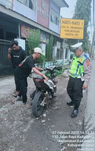 Unit Lantas Polsek Kadungora Polres Garut Polda Jabar Penertiban R2 yang menggunakan Knalpot Bising/Knalpot tidak sesuai Spesifikasi