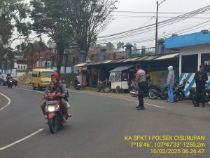 Personil Polsek Cisurupan Melaksanakan Pengaturan Arus Lalulintas