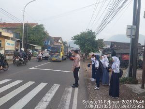 Pelayanan kepada masyarakat Unit Samapta Polsek Kadungora Polres Garut Pengaturan Lalu Lintas dan membantu menyebrangkan Anak Sekolah