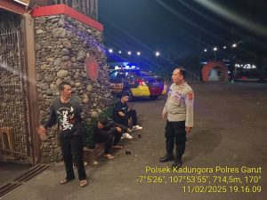 Ciptakan Kamtibmas yang Kondusif Polsek Kadungora  Patroli Dialogis *GARUT LAUTAN BIRU*