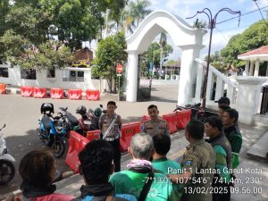 Panit Lantas Polsek Garut Kota Lakukan Himbauan Kamtibmas Terhadap Warga Dan Pengemudi Ojol