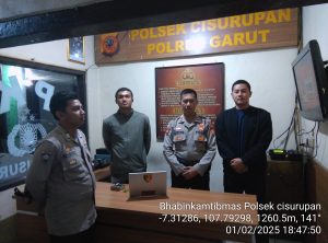 Anggota piket jaga melaksanaka giat sispam Mako depan mako Polsek Cisurupan