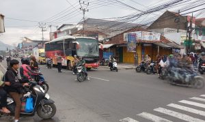 Polsek Leles Polres Garut Laksanakan Gatur Jam Rawan Pagi di Jl. Raya Leles