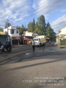 Peduli Keselamatan Warga, Polsek Bayongbong Giat Gatur Rawan Pagi